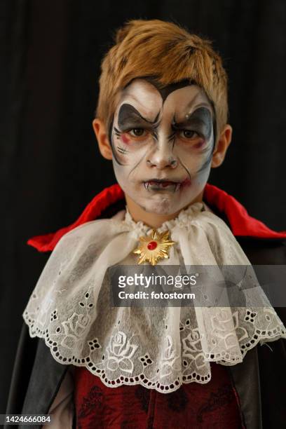 Vampire Face Paint Photos and Premium High Res Pictures - Getty Images