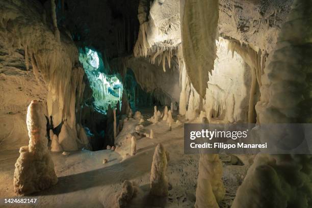 frasassi caves - tropfsteinhöhle stalaktiten stock-fotos und bilder