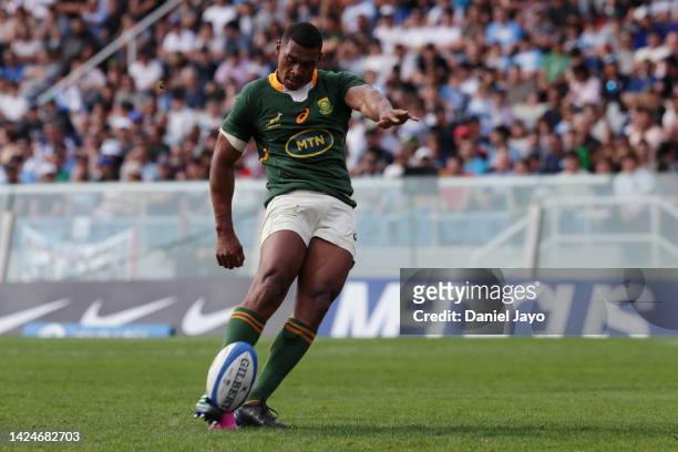 Damian Willemse of South Africa takes a penalty kick during a Rugby Championship match between Argentina Pumas and South Africa Springboks at Estadio...