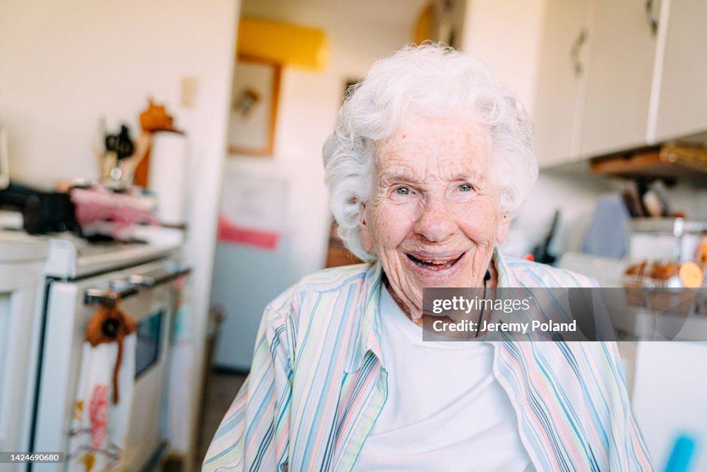 Schöne, scharfe, intelligente ältere kaukasische Frau einzigartige gesprenkelte hübsche Augen und Gesicht drinnen