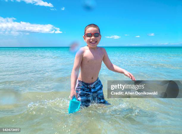 splashing water at hapuna beach - hapuna beach 個照片及圖片檔