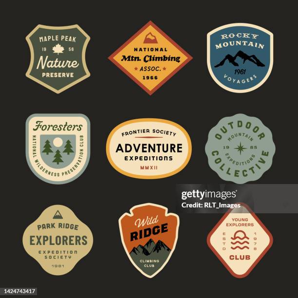 stockillustraties, clipart, cartoons en iconen met mid-century retro adventure badge designs - vintage arrow vector