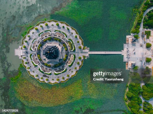 aerial view of a chinese ancient style pavilion on the lake, suzhou,jiangsu province - suzhou china fotografías e imágenes de stock