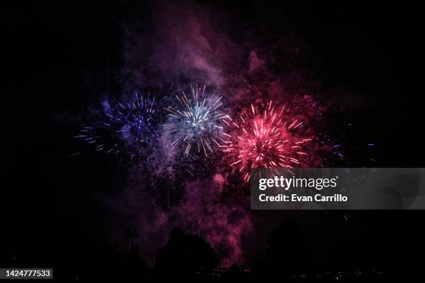 red white and blue - firework display stockfoto's en -beelden