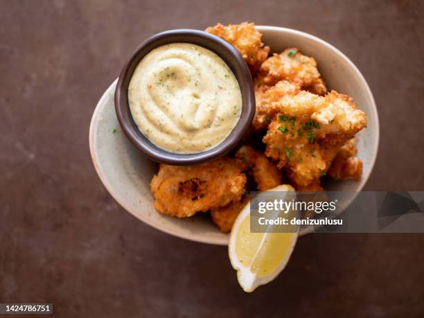 deep fried calamar anillos - deep fried fotografías e imágenes de stock