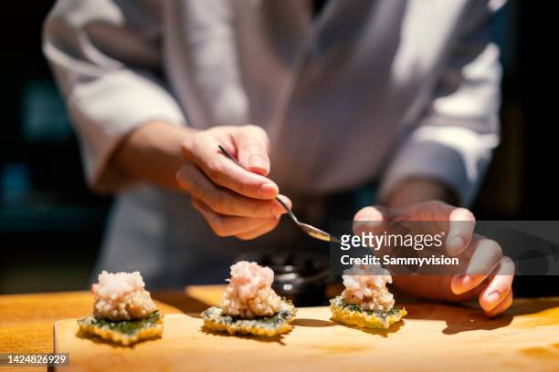 close up of chef making nigiri sushi - sushi foto e immagini stock
