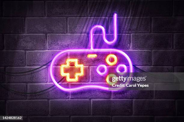 game controller in neon lights - videospel stockfoto's en -beelden