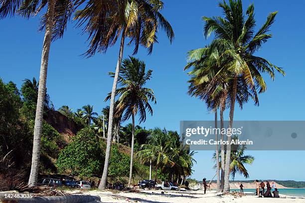 carro quebrado beach - quebrado stock-fotos und bilder