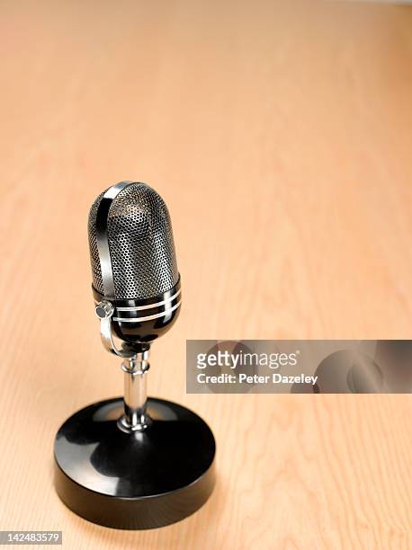 retro radio microphone with copy space - microphone desk fotografías e imágenes de stock