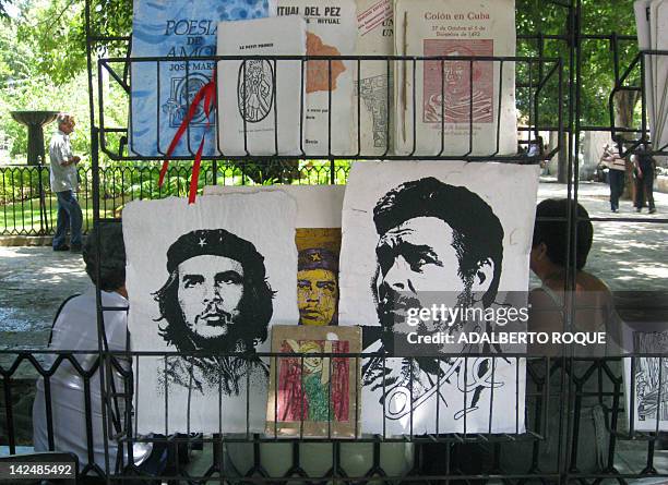 Print portraits of Argentine-born Cuban revolutionary leader Ernesto Che Guevara and Cuban President Fidel Castro are for sell in a square of Havana...