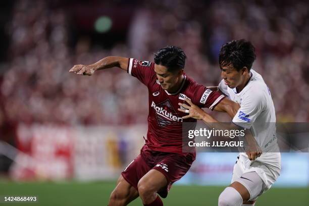 Yoshinori MUTO of Vissel Kobe and Gen SHOJI of Gamba Osaka battle for the ball during the J.LEAGUE Meiji Yasuda J1 30th Sec. Match between Vissel...