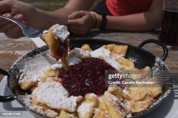 kaiserschmarren with cranberries in an iron pan - sugar shack stockfoto's en -beelden