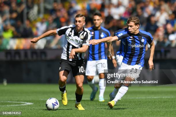 Gerard Deulofeu of Udinese Calcio on the ball whilst under pressure from Nicolo Barella of FC Internazionale during the Serie A match between Udinese...