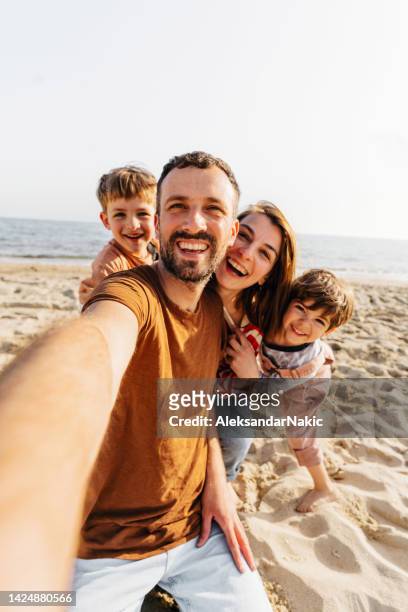 selfie en la playa - family holiday fotografías e imágenes de stock