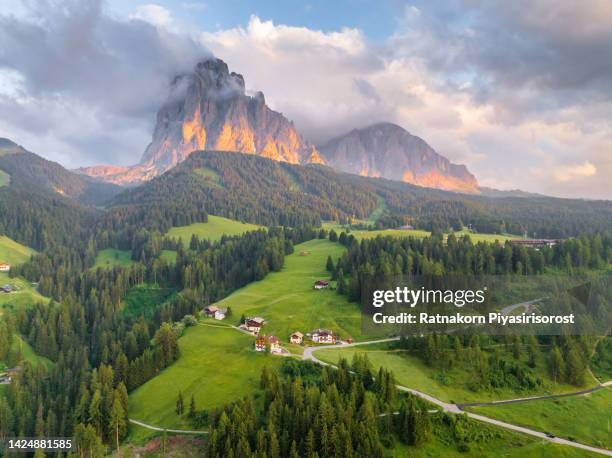 aerial drone sunset scene of val gardena city is a valley in northern italy, in the dolomites of south tyrol. it is best known as a tourist skiing, rock climbing, and woodcarving area - emerald city stockfoto's en -beelden