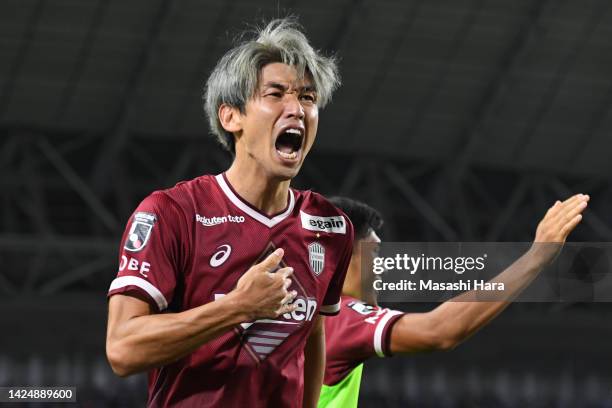 Yuya Osako of Vissel Kobe celebrates the second goal during the J.LEAGUE Meiji Yasuda J1 30th Sec. Match between Vissel Kobe and Gamba Osaka at...