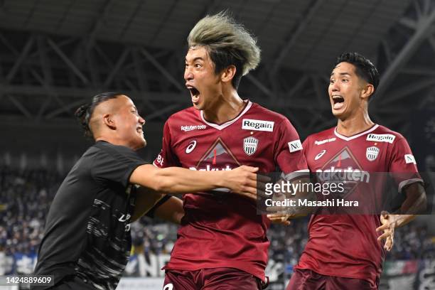 Yuya Osako of Vissel Kobe celebrates the second goal during the J.LEAGUE Meiji Yasuda J1 30th Sec. Match between Vissel Kobe and Gamba Osaka at...