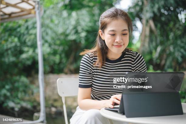 suscripción de estudiante asiática en línea clase privada universitaria con su profesor - masters degree fotografías e imágenes de stock