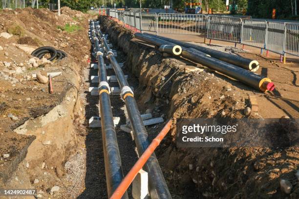 work on laying pipes for district heating in the ground - district heating plant 個照片及圖片檔