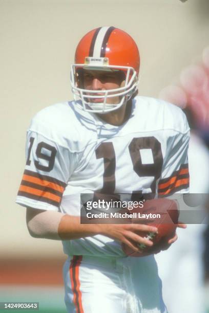 Bernie Kosar of the Cleveland Browns warms up before a football game against the Pittsburgh Steelers on October 15, 1986 at Three Rivers Stadium in...