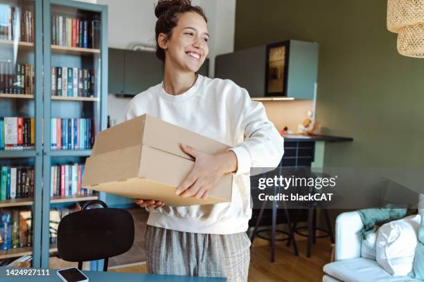 i pacchi sono appena arrivati - aprire foto e immagini stock