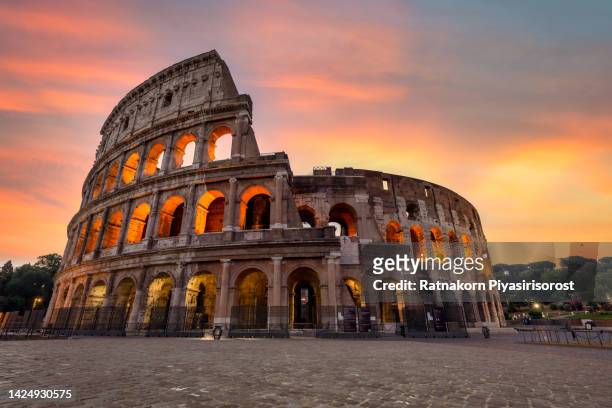ancient roman amphitheatre at sunrise, rome, lazio, italy - coliseo romano fotografías e imágenes de stock