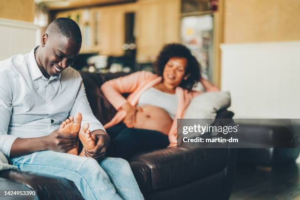 husband massaging his wife's feet - husband and wife massage 個照片及圖片檔