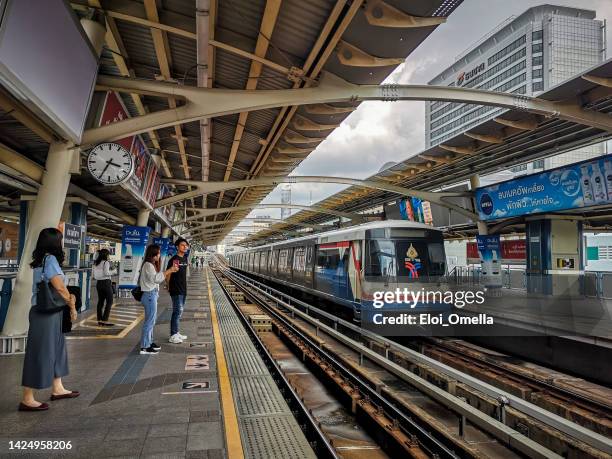 bts skytrain station in bangkok - bts bangkok stock pictures, royalty-free photos & images