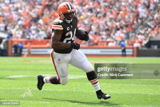 Nick Chubb of the Cleveland Browns runs with the ball against the New York Jets during the first quarter at FirstEnergy Stadium on September 18, 2022...