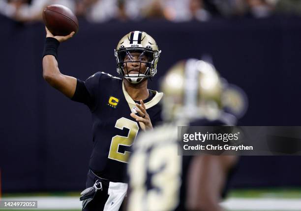 Jameis Winston of the New Orleans Saints passes the ball to Michael Thomas in the first quarter of the game against the Tampa Bay Buccaneers at...