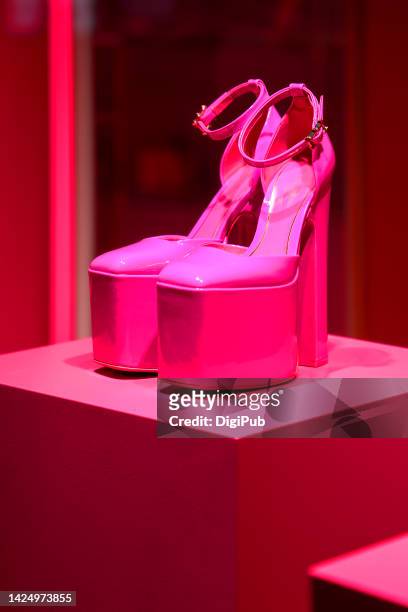 vibrant pink platform high heeled shoes - high heels photos fotografías e imágenes de stock
