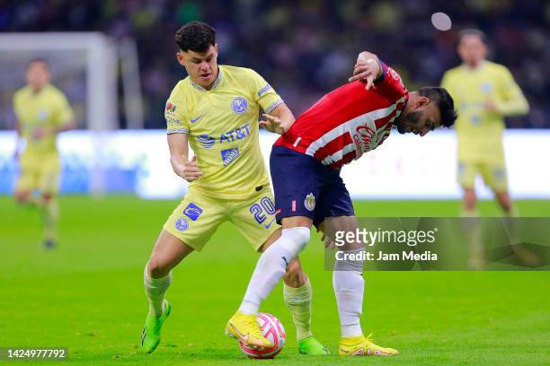 Richard Rafael Sanchez of America fights for the ball with Ernesto Alexis Vega of Chivas during the 16th round match between Cruz Azul and Leon as...