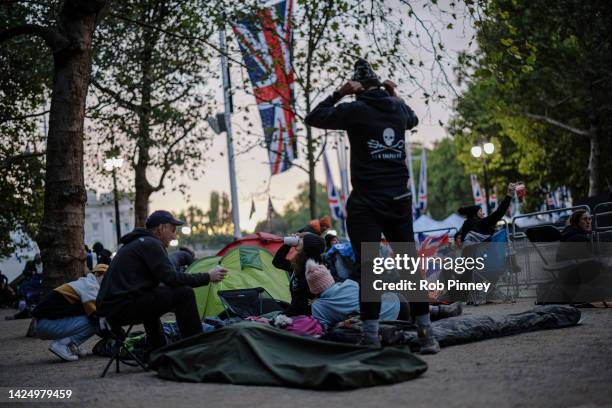 Well-wishers planning to stay overnight on The Mall prepare tents and sleeping bags as night falls on September 18, 2022 in London, England. Queen...