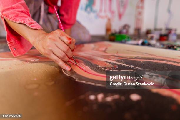 talentoso artista masculino está pintando - hands in her pants fotografías e imágenes de stock