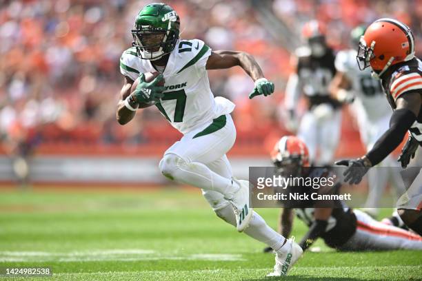 Garrett Wilson of the New York Jets runs with the ball against the Cleveland Browns during the second quarter at FirstEnergy Stadium on September 18,...