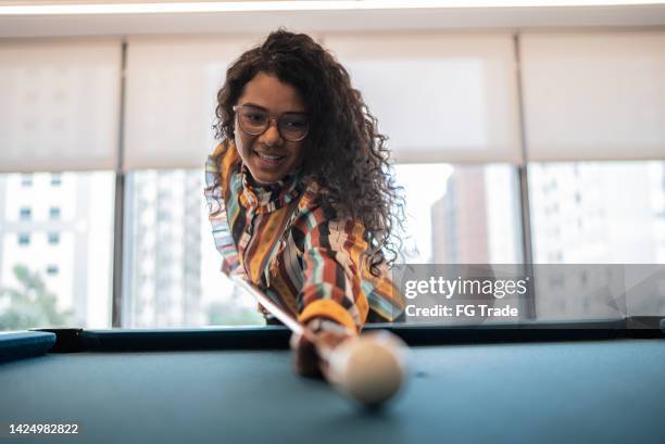 mulher nova que joga snooker no escritório - azar - fotografias e filmes do acervo