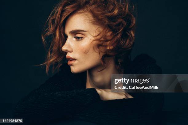 mujer bella - una sola mujer joven fotografías e imágenes de stock