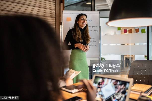 empresaria en una reunión en la oficina - fundador fotografías e imágenes de stock