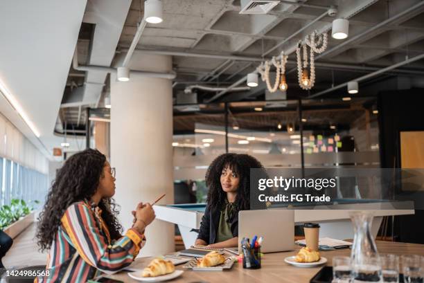 compañeras de trabajo hablando en la oficina - reclutador fotografías e imágenes de stock