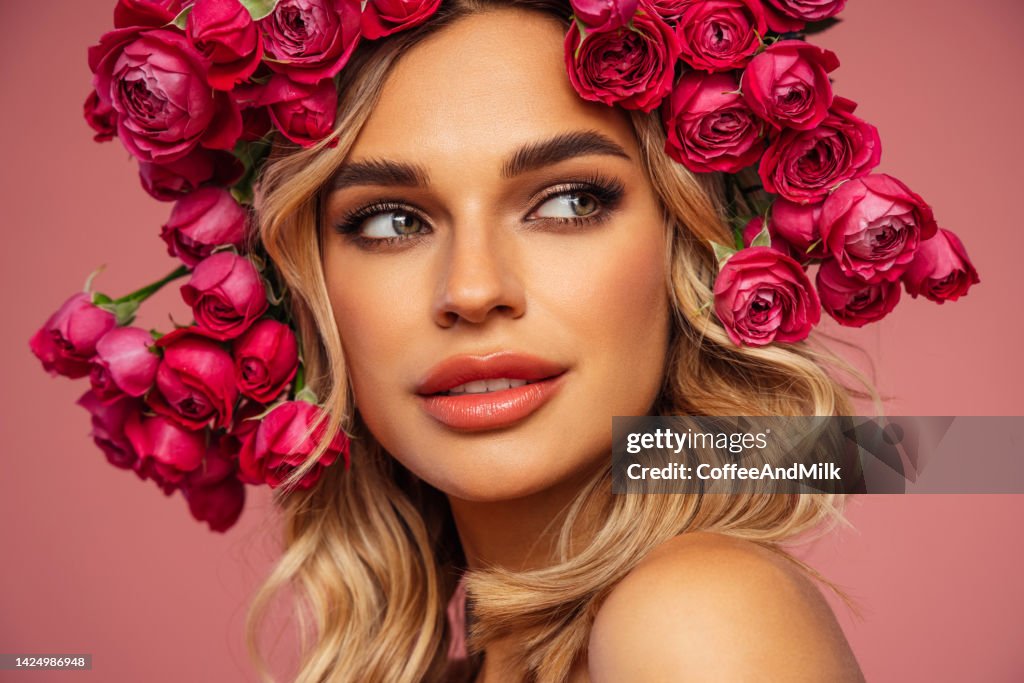 Junge schöne Mädchen mit Kranz von Blumen auf dem Kopf