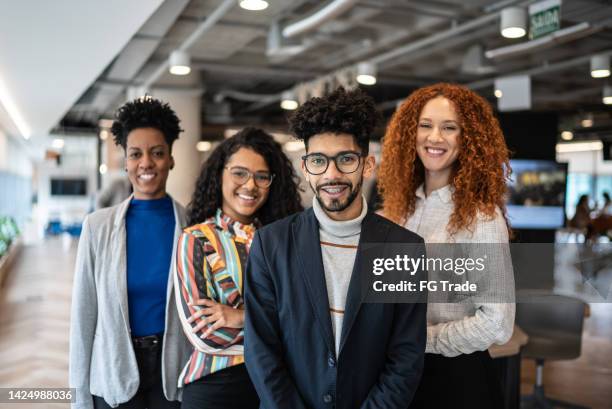 portrait de l’équipe d’affaires au bureau - apprenti photos et images de collection