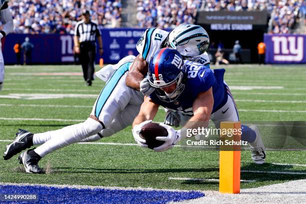 Daniel Bellinger of the New York Giants scores a touchdown during the third quarter against the Carolina Panthers at MetLife Stadium on September 18,...