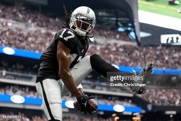 Davante Adams of the Las Vegas Raiders celebrates a touchdown in the first quarter against the Arizona Cardinals at Allegiant Stadium on September...