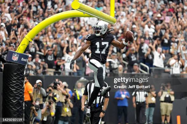 Davante Adams of the Las Vegas Raiders celebrates a touchdown in the first quarter against the Arizona Cardinals at Allegiant Stadium on September...