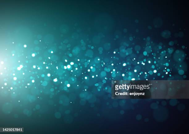 glitzernde abstrakte blaue weihnachtsbeleuchtung - türkisfarbiger hintergrund stock-grafiken, -clipart, -cartoons und -symbole
