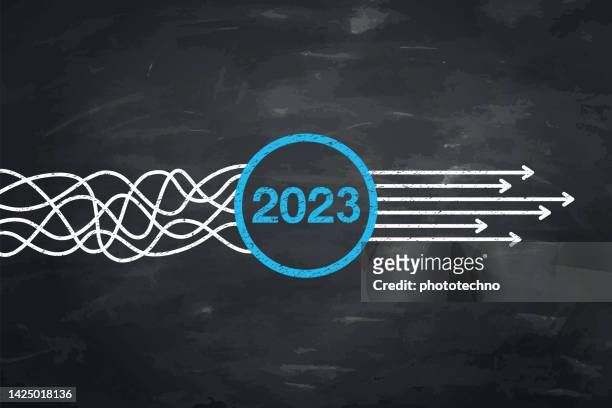 lösungskonzepte neues jahr 2023 im blackboard-hintergrund - new years resolutions stock-grafiken, -clipart, -cartoons und -symbole