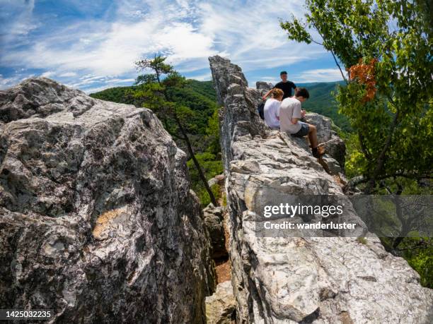 picknick auf dem gipfel der seneca rocks, wv - monongahela national forest stock-fotos und bilder