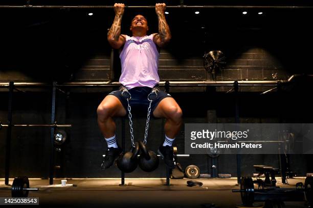 Aaron Smith of the All Blacks works out during a New Zealand All Blacks gym training session on September 19, 2022 in Auckland, New Zealand.