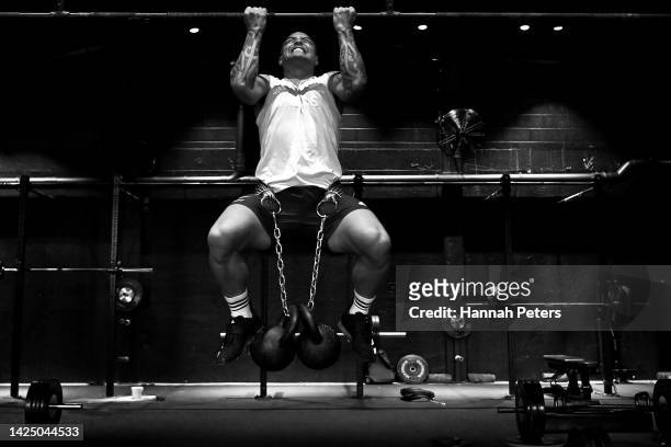 Aaron Smith of the All Blacks works out during a New Zealand All Blacks gym training session on September 19, 2022 in Auckland, New Zealand.