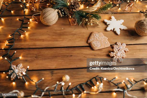 christmas decoration frame on wooden background - christmas toys wooden background stockfoto's en -beelden